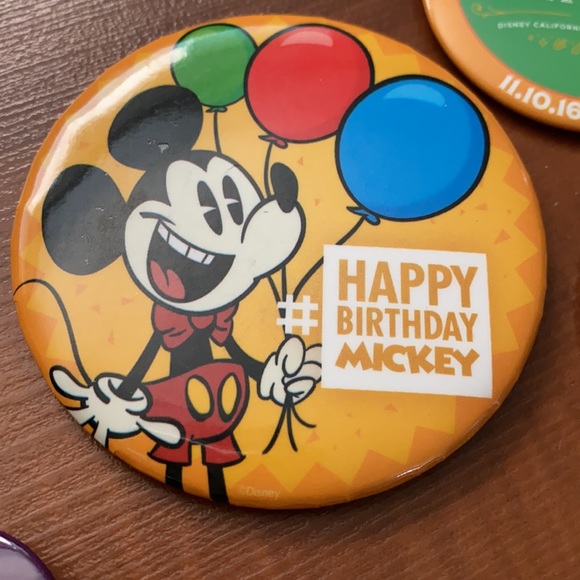 Disney Button bundle 6 with a AP magnet - Picture 7 of 8